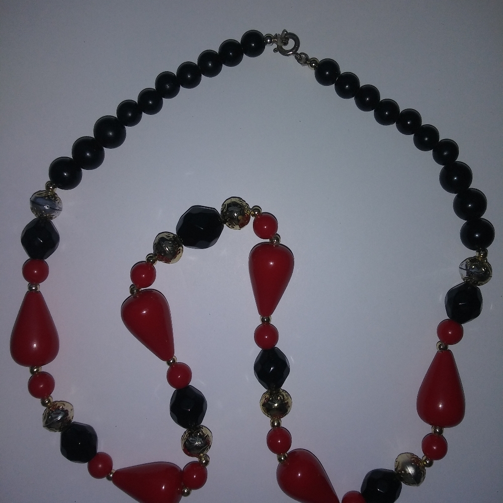 Vintage black res gold beads necklace